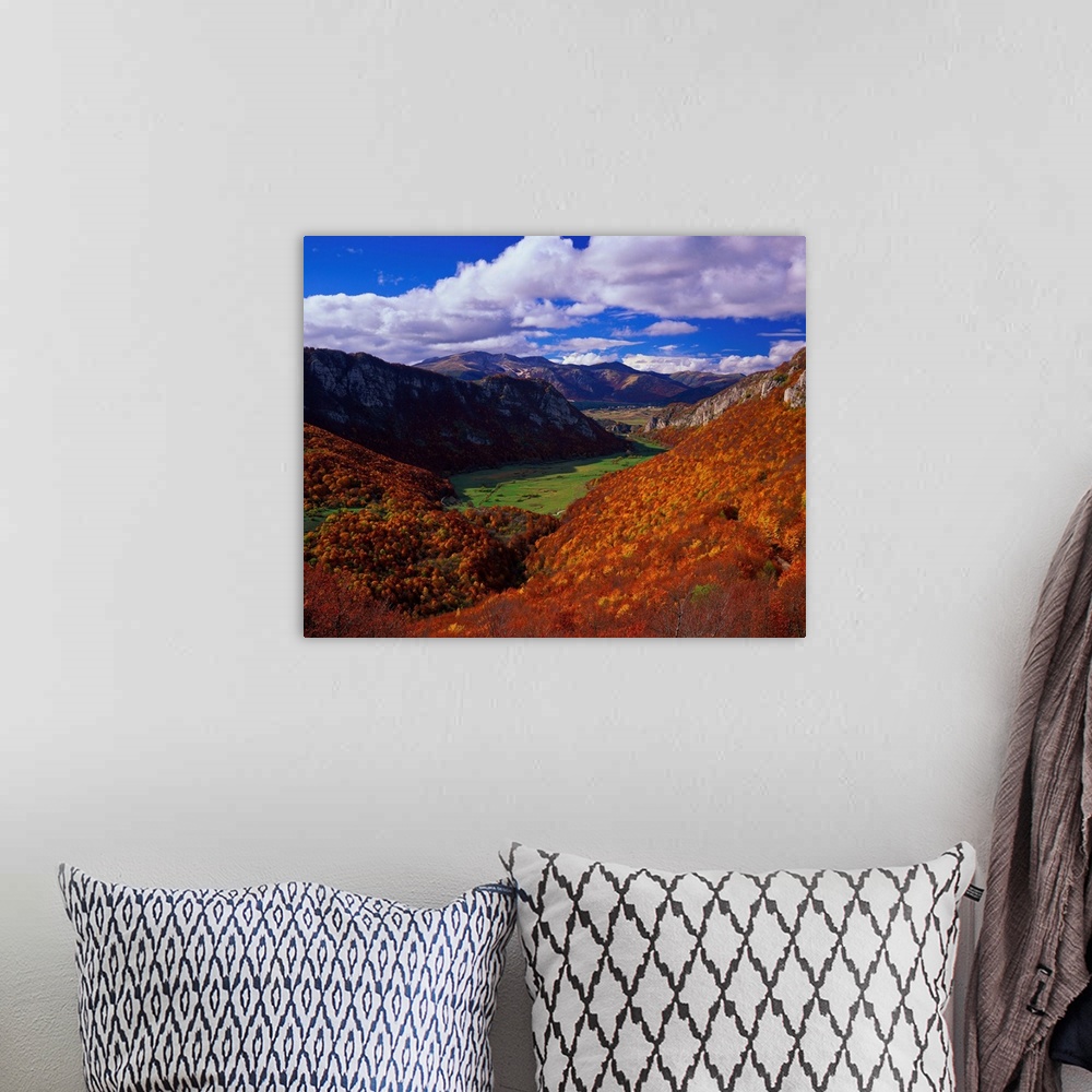 A bohemian room featuring Paesaggio della Val d'Arano, nei pressi di Ovindoli, e sullo sfondo l'altipiano delle rocche.