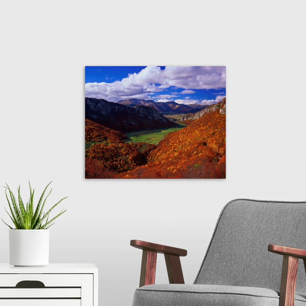 A modern room featuring Paesaggio della Val d'Arano, nei pressi di Ovindoli, e sullo sfondo l'altipiano delle rocche.