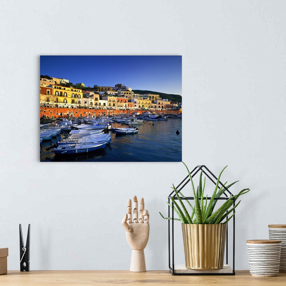 A bohemian room featuring Vista sul porto della cittadina di Ponza.
