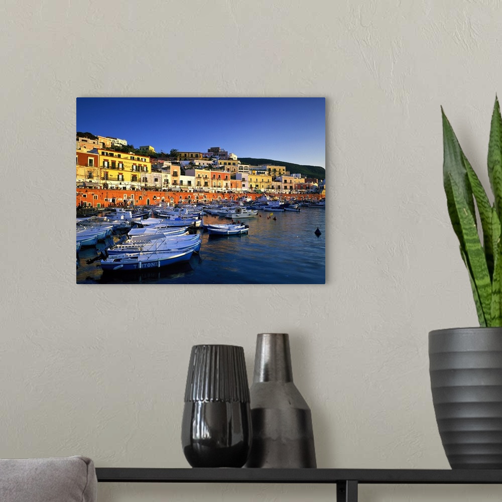 A modern room featuring Vista sul porto della cittadina di Ponza.