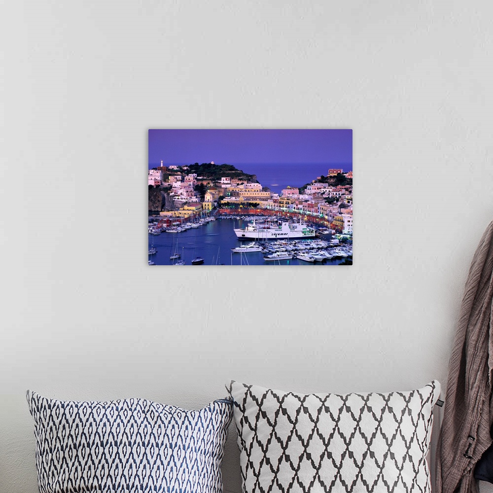 A bohemian room featuring Vista del porto, la piazzetta e il lungoporto, il cuore della cittadina di Ponza.
