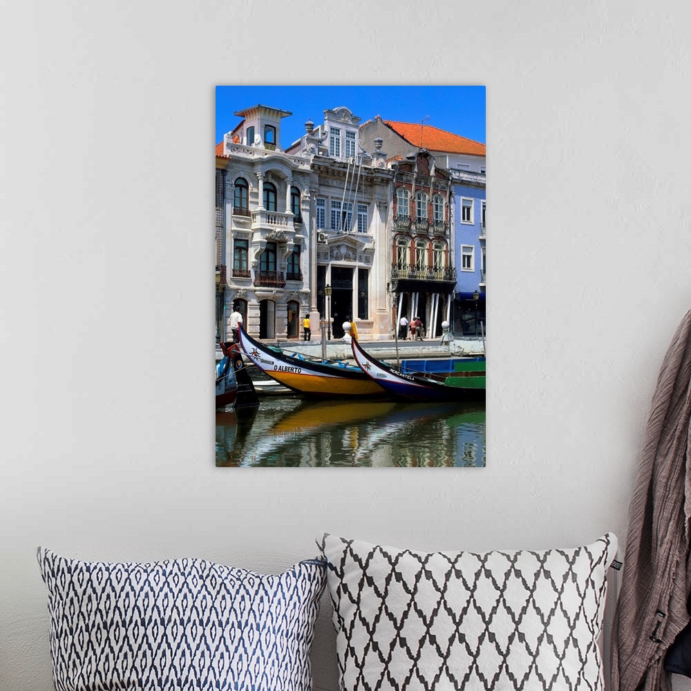 A bohemian room featuring Portugal, Aveiro, typical boat