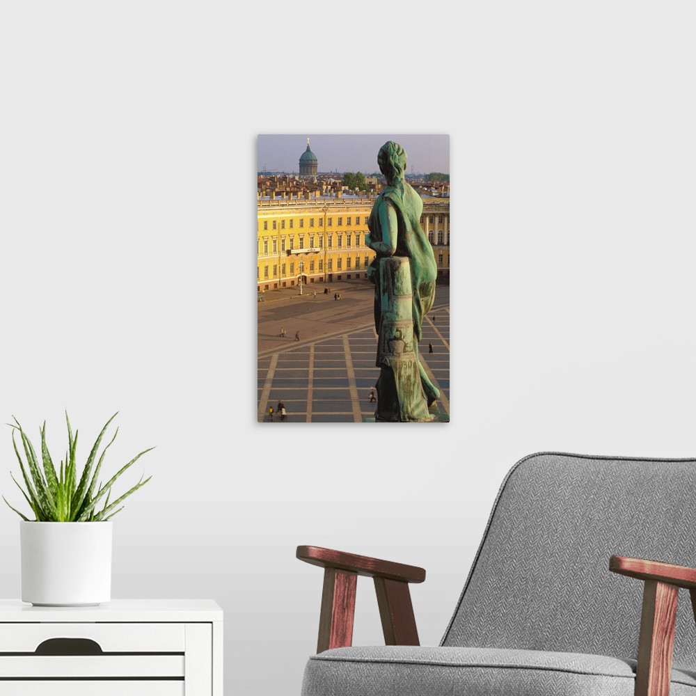 A modern room featuring San Pietroburgo-Ermitage. Statue on the roof of the Winter Palace.