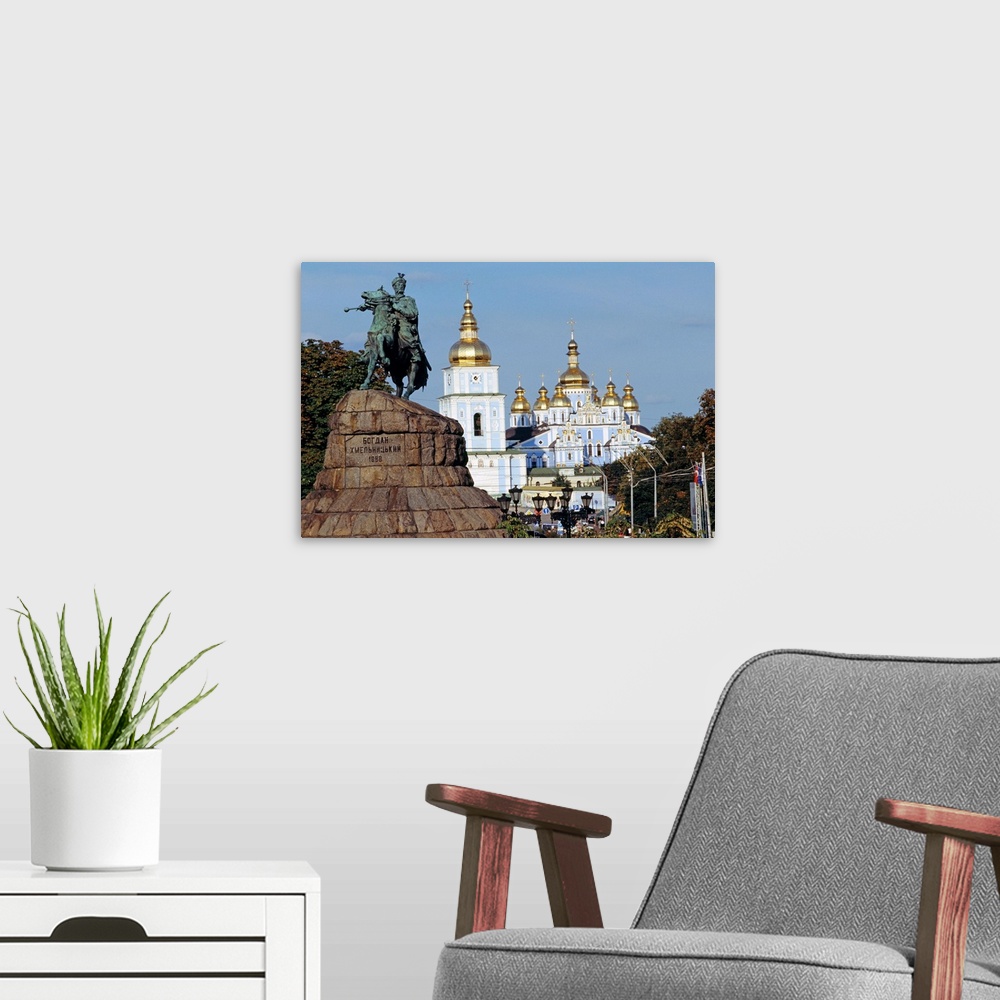 A modern room featuring Kiev (Ucraina): il monumento a Bogdan Khmelnitsky e, sullo sfondo il monastero Mykhayliv'ky Zlato...