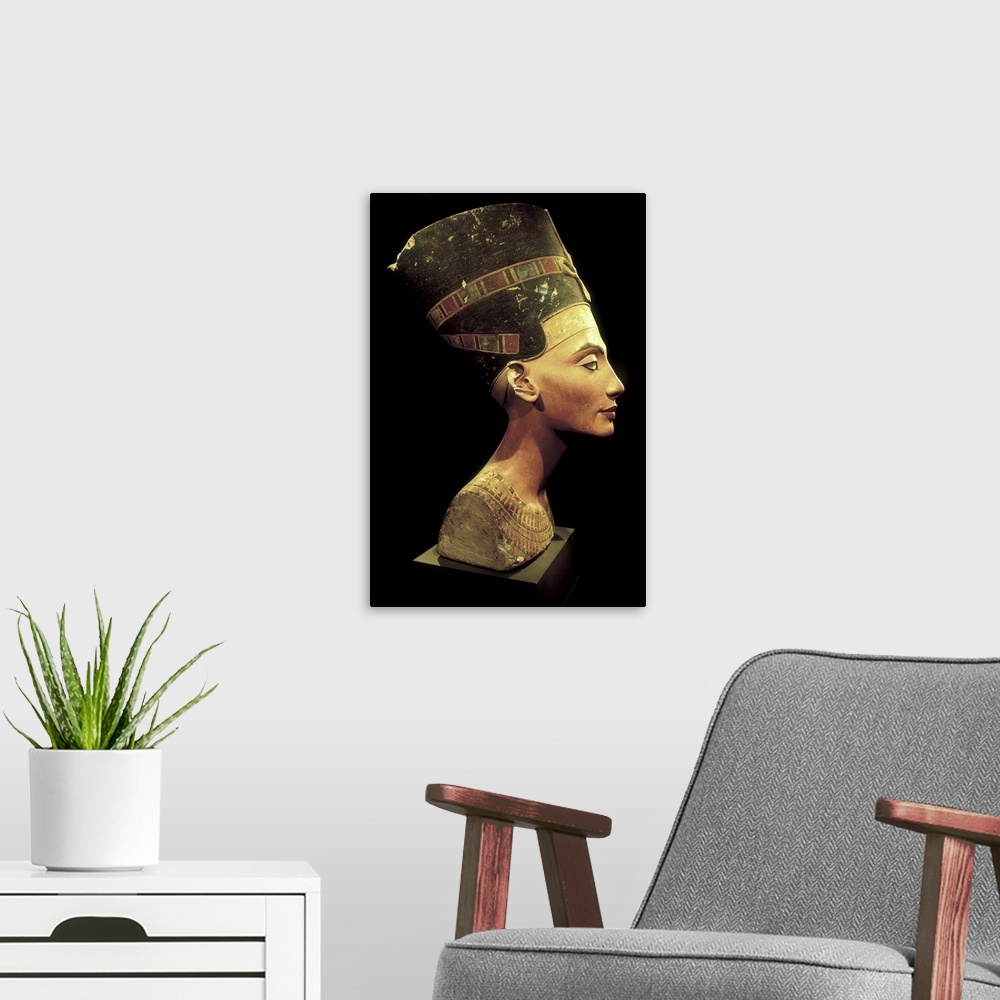A modern room featuring Bust of Nefertiti. s.XIV BC. 19th Dynasty. Polychromatic head. Egyptian art. New Kingdom. Sculptu...