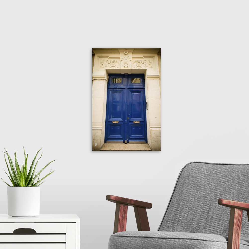A modern room featuring Blue Door in Paris