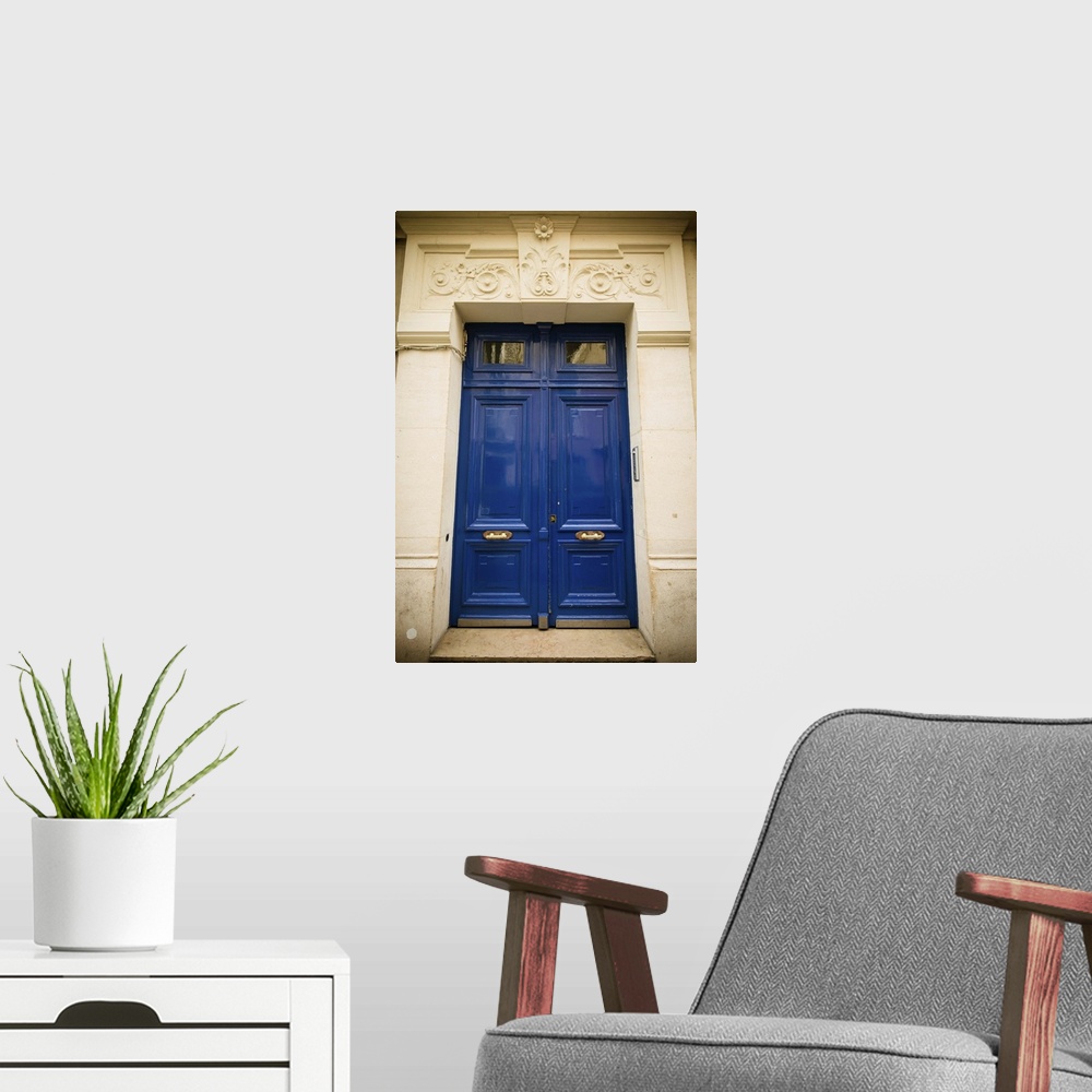 A modern room featuring Blue Door in Paris