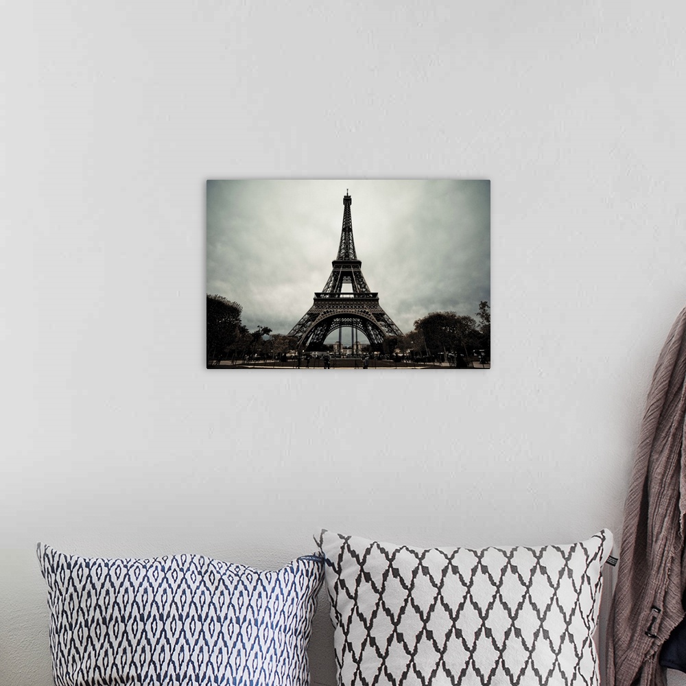 A bohemian room featuring La Tour Eiffel II