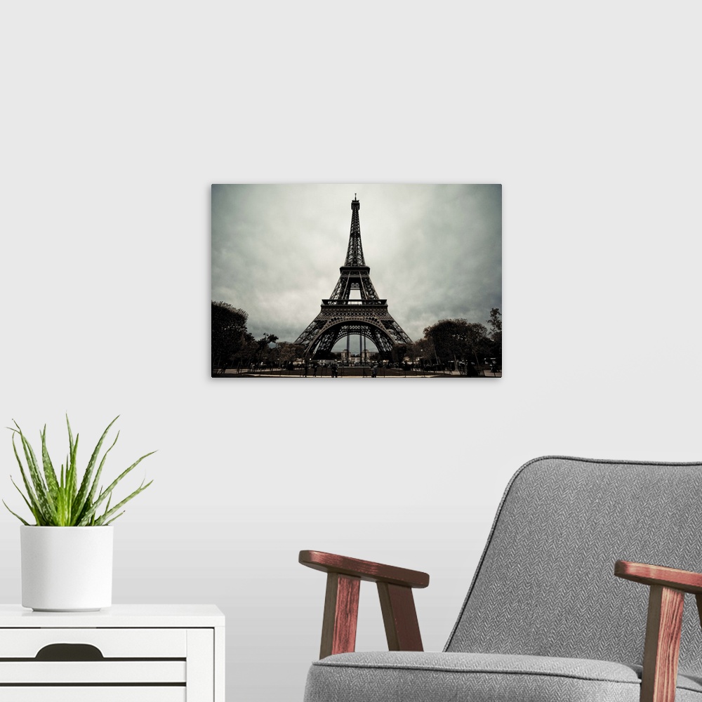 A modern room featuring La Tour Eiffel II