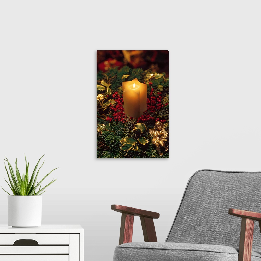 A modern room featuring Christmas candle with evergreen decorations