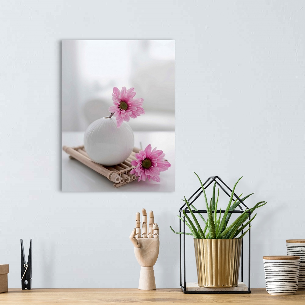 A bohemian room featuring Flowers and vase on bamboo tray