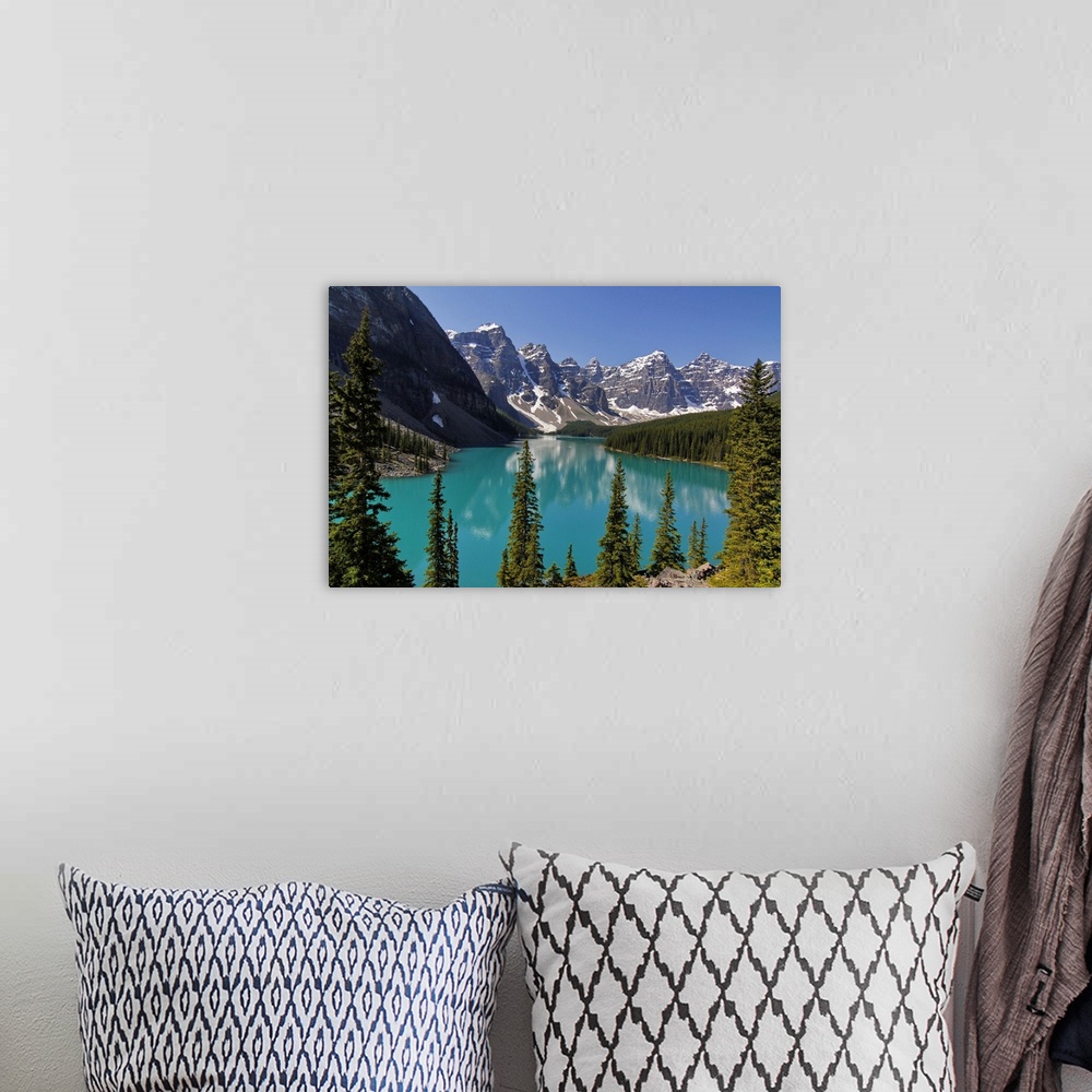 A bohemian room featuring Moraine, Lake, Banff Nationalpark, Alberta
