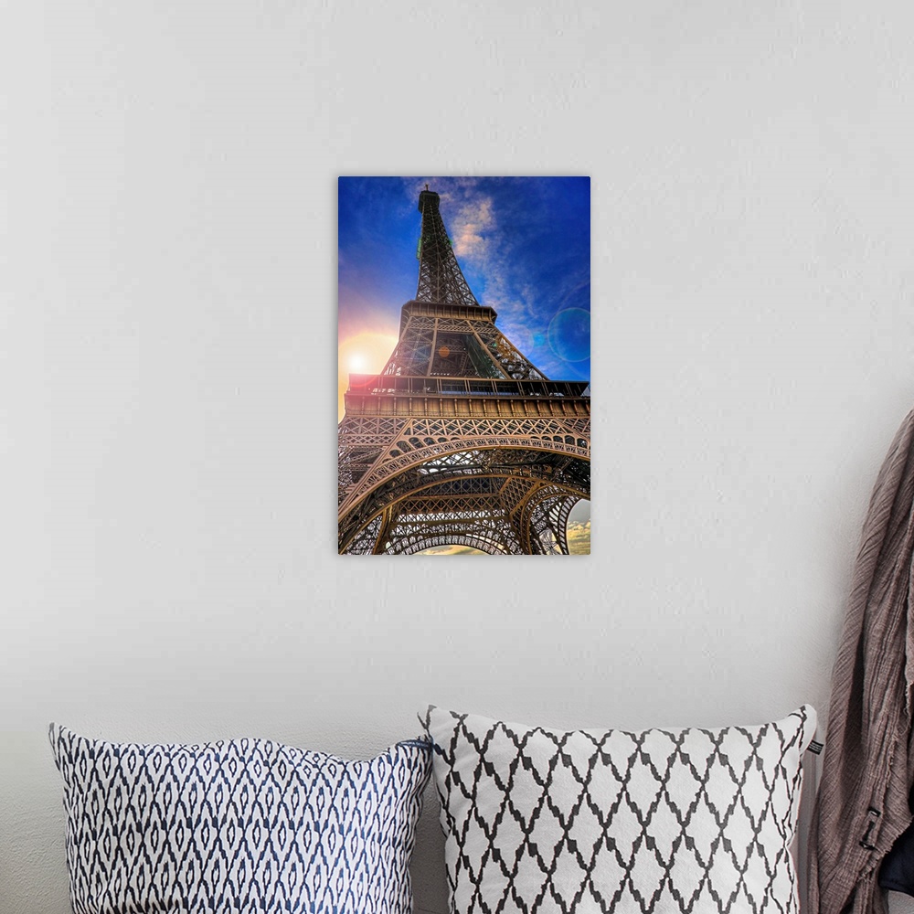 A bohemian room featuring Picture took under the Eiffel Tower at sunset.