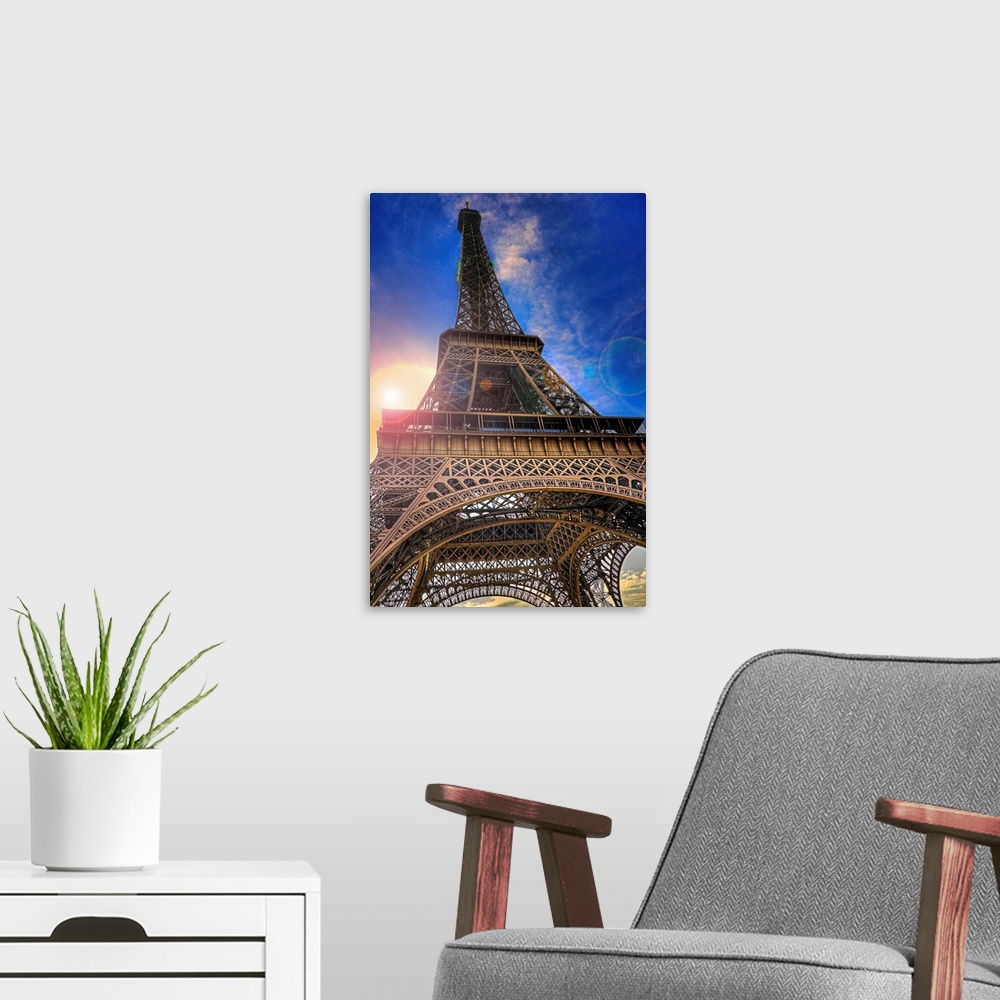 A modern room featuring Picture took under the Eiffel Tower at sunset.
