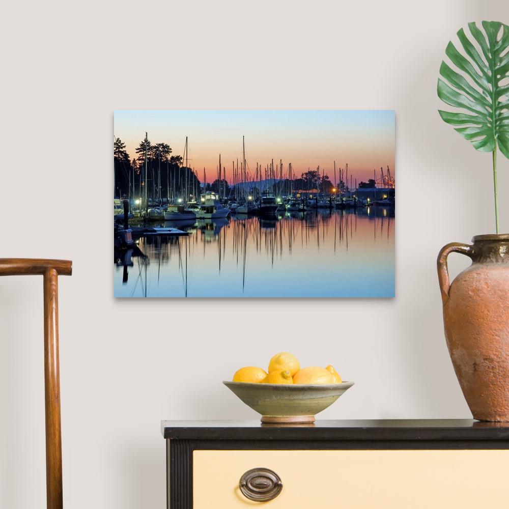 A traditional room featuring Sailing boats in Coal Harbour near Stanley Park  in Vancouver.