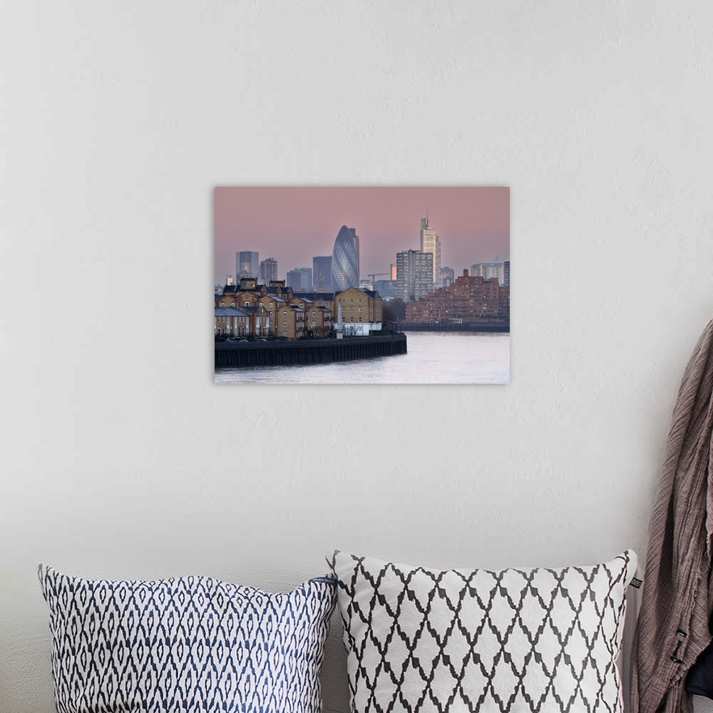 A bohemian room featuring Sunrise on River Thames towards City of London from Canary Wharf and Docklands.
