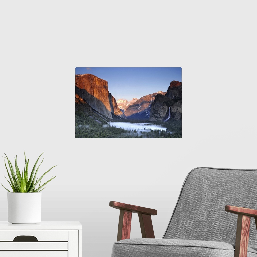 A modern room featuring Classic viewpoint of Yosemite National Park at Tunnel View. This spot good to watch sunset light ...