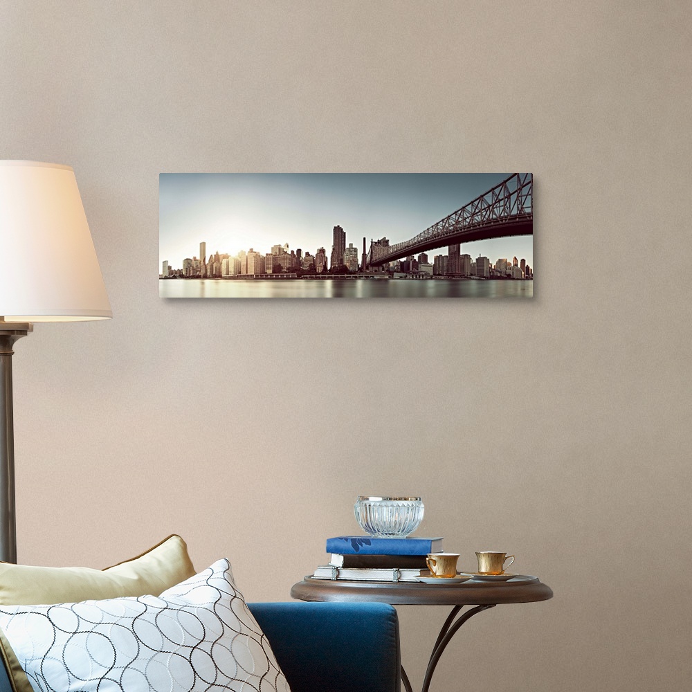 A traditional room featuring Upper East Side in New York with Manhattan Skyline and Queensboro Bridge in lng exposure time.