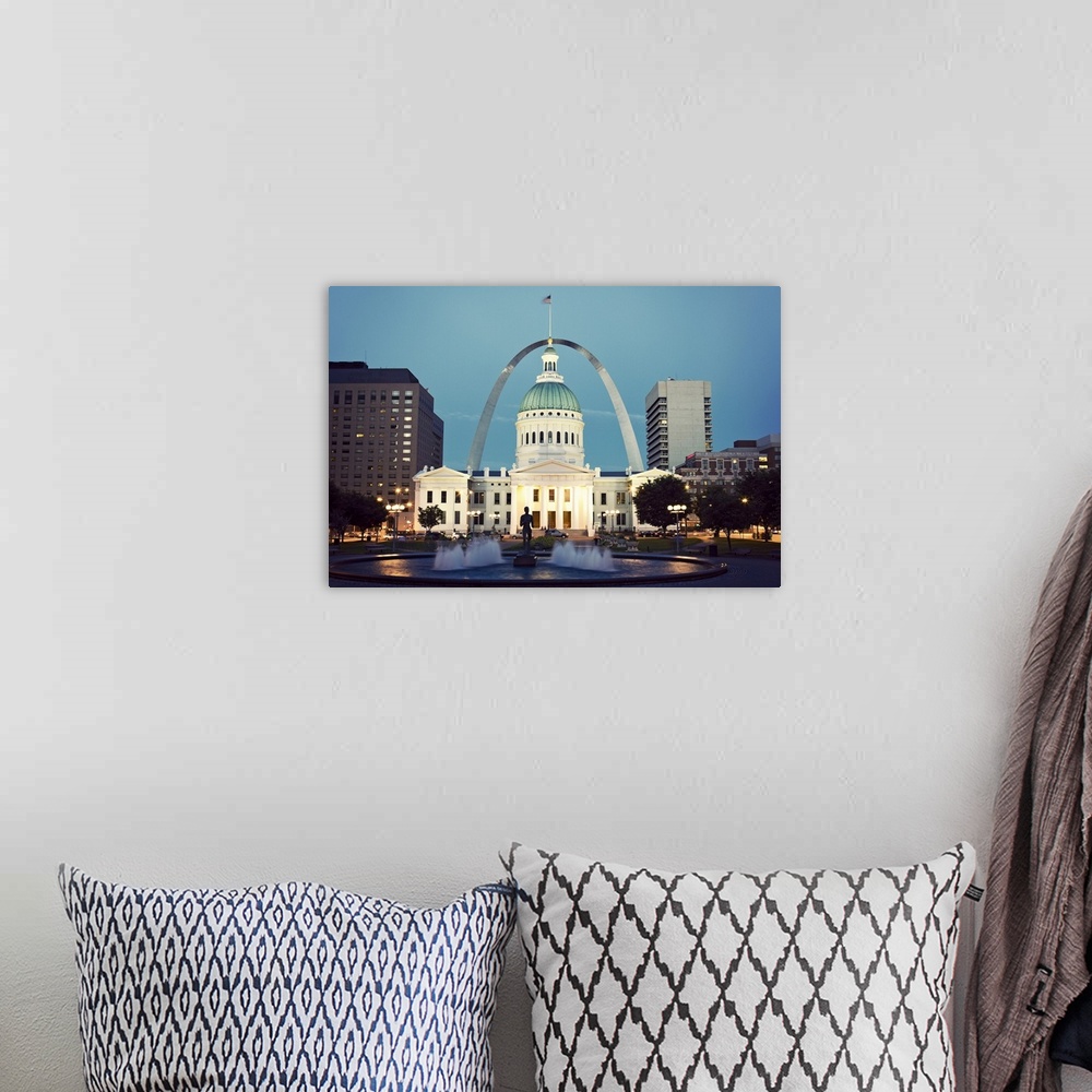 A bohemian room featuring USA, Missouri, St. Louis, Fountain and courthouse at dusk