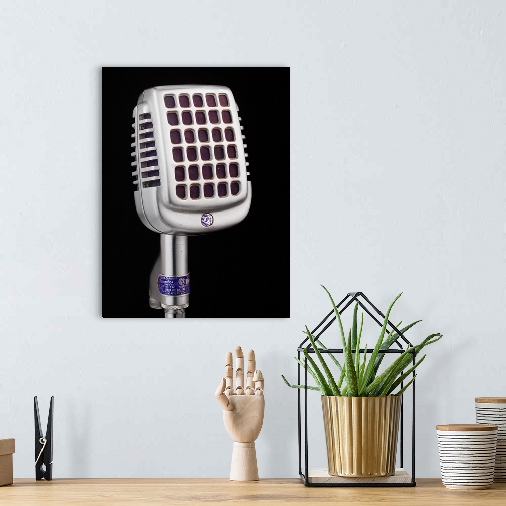 A bohemian room featuring Mic Crystal Supercardiod