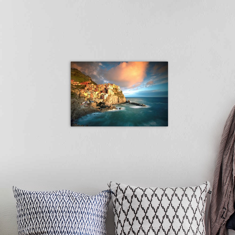 A bohemian room featuring Cinque Terre, Italia