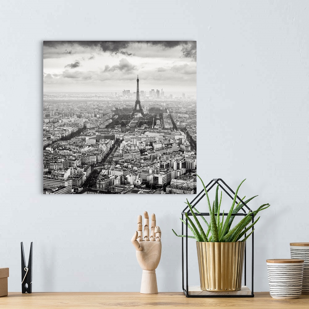 A bohemian room featuring La Tour Eiffel et La Defense