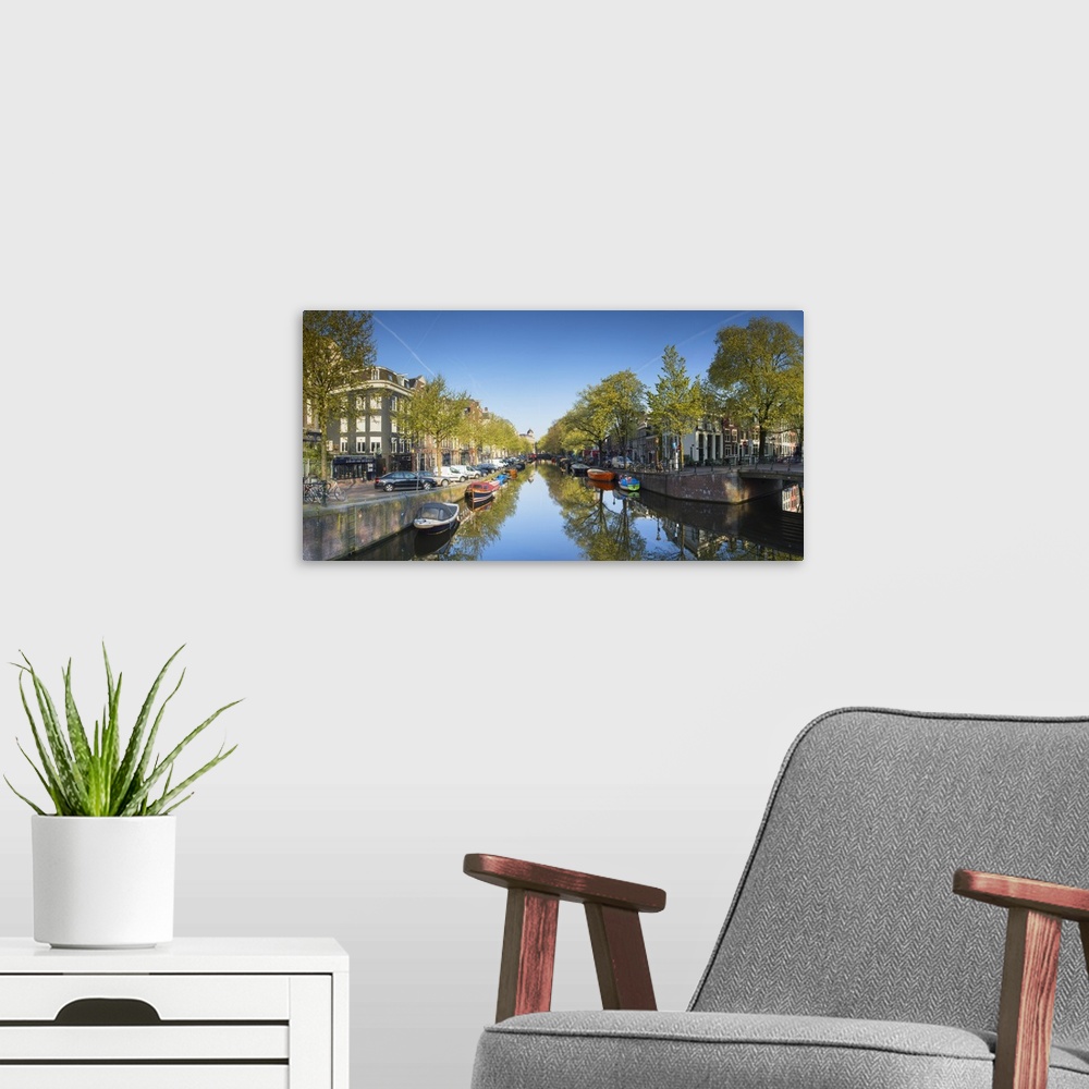 A modern room featuring Lijnbaansgracht canal, Amsterdam, Netherlands