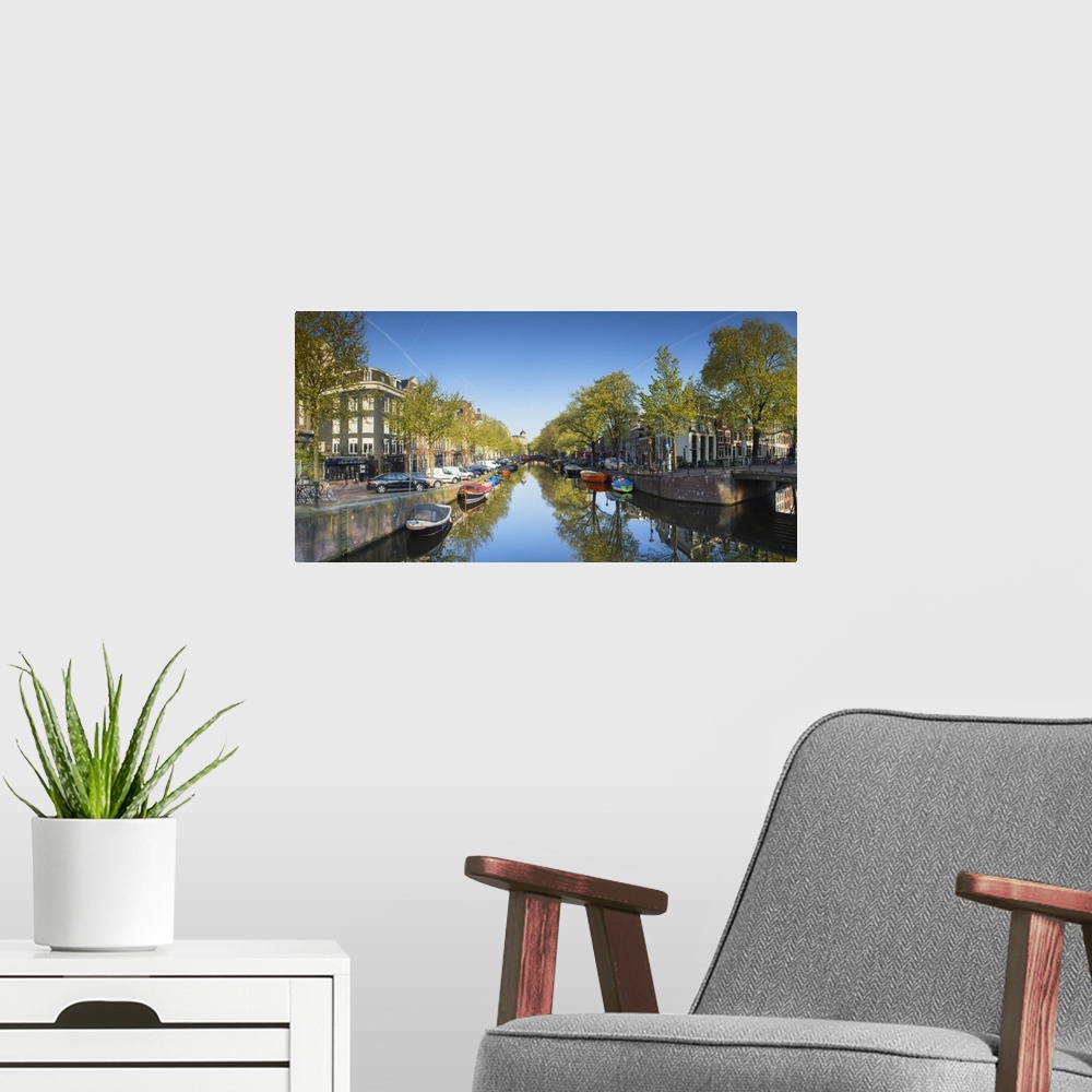 A modern room featuring Lijnbaansgracht canal, Amsterdam, Netherlands