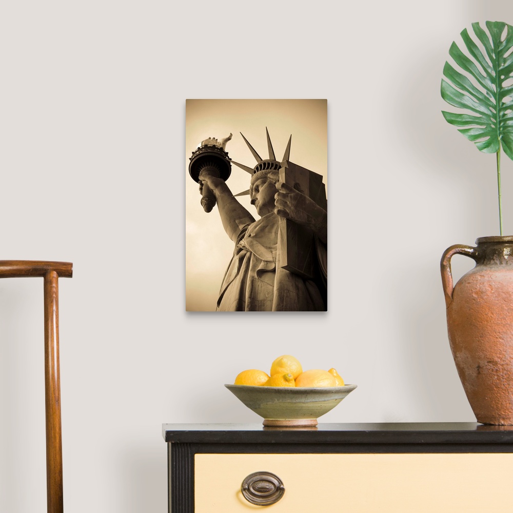 A traditional room featuring USA, New York, Statue of Liberty