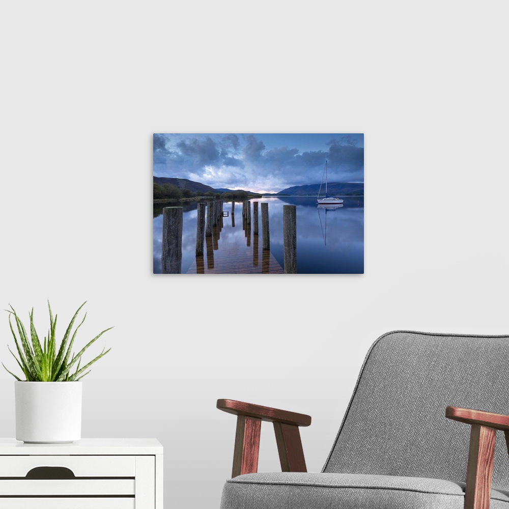 A modern room featuring Wooden jetty and yacht on Derwent Water near Lodore, Lake District, Cumbria, England. Autumn (Oct...