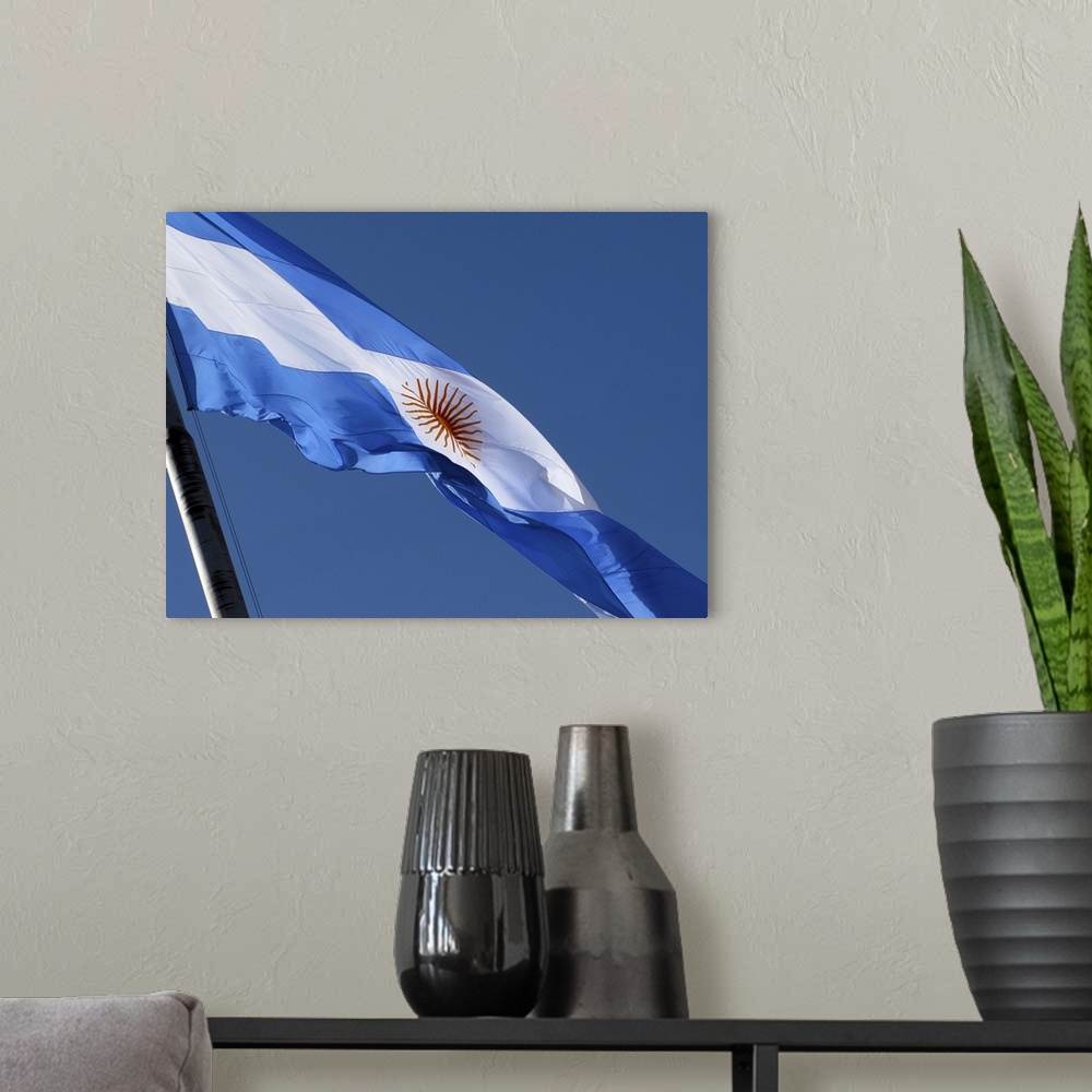 A modern room featuring the Argentine flag