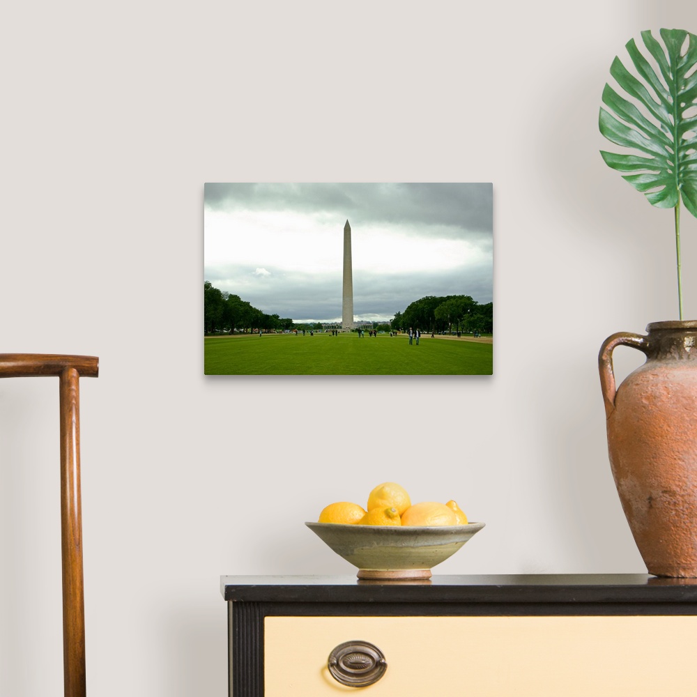 A traditional room featuring Usa, DC, Washington Monument