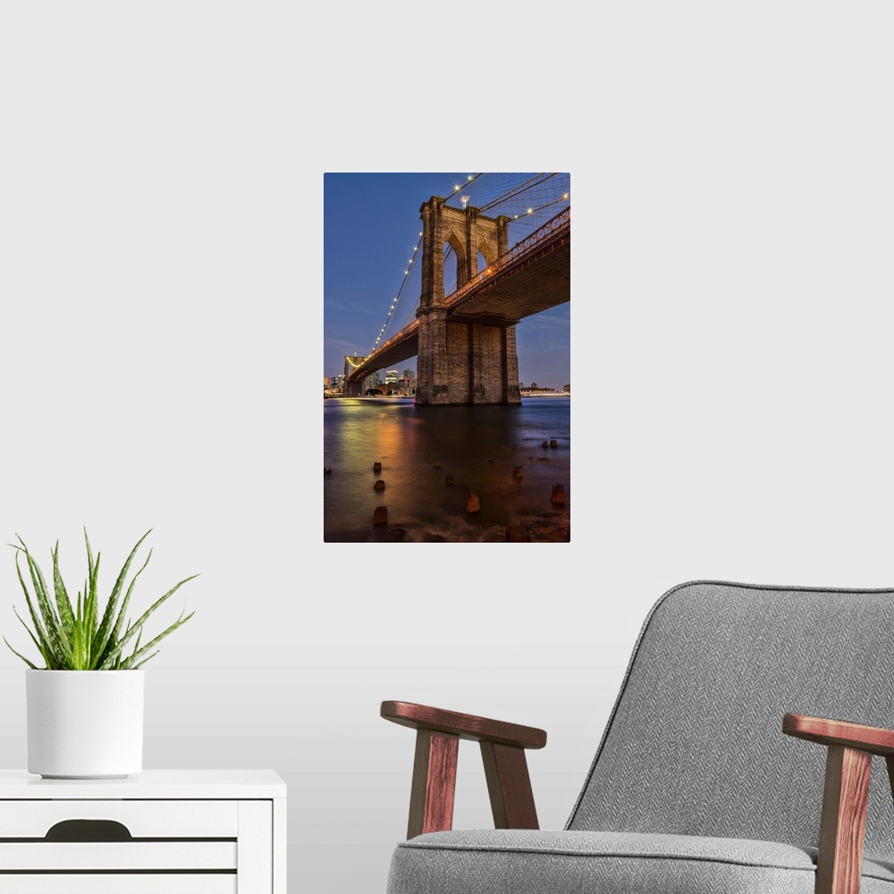 A modern room featuring A photograph of the Brooklyn bridge at twilight.