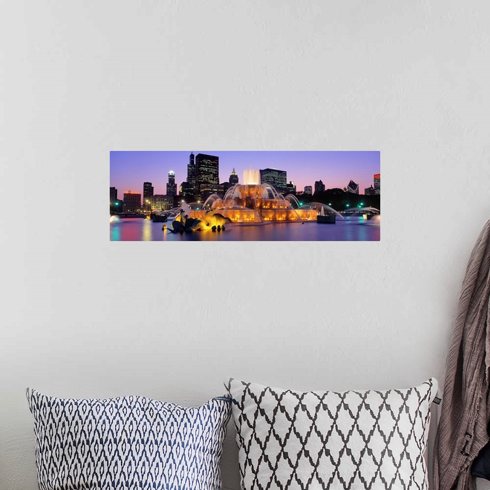 A bohemian room featuring Buckingham Fountain in Chicago lit up at night.