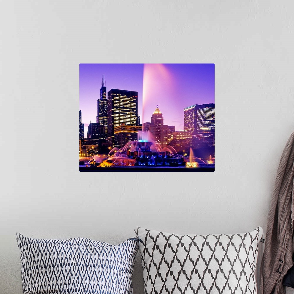 A bohemian room featuring Buckingham Fountain, Grant Park, Chicago, Cook County, Illinois