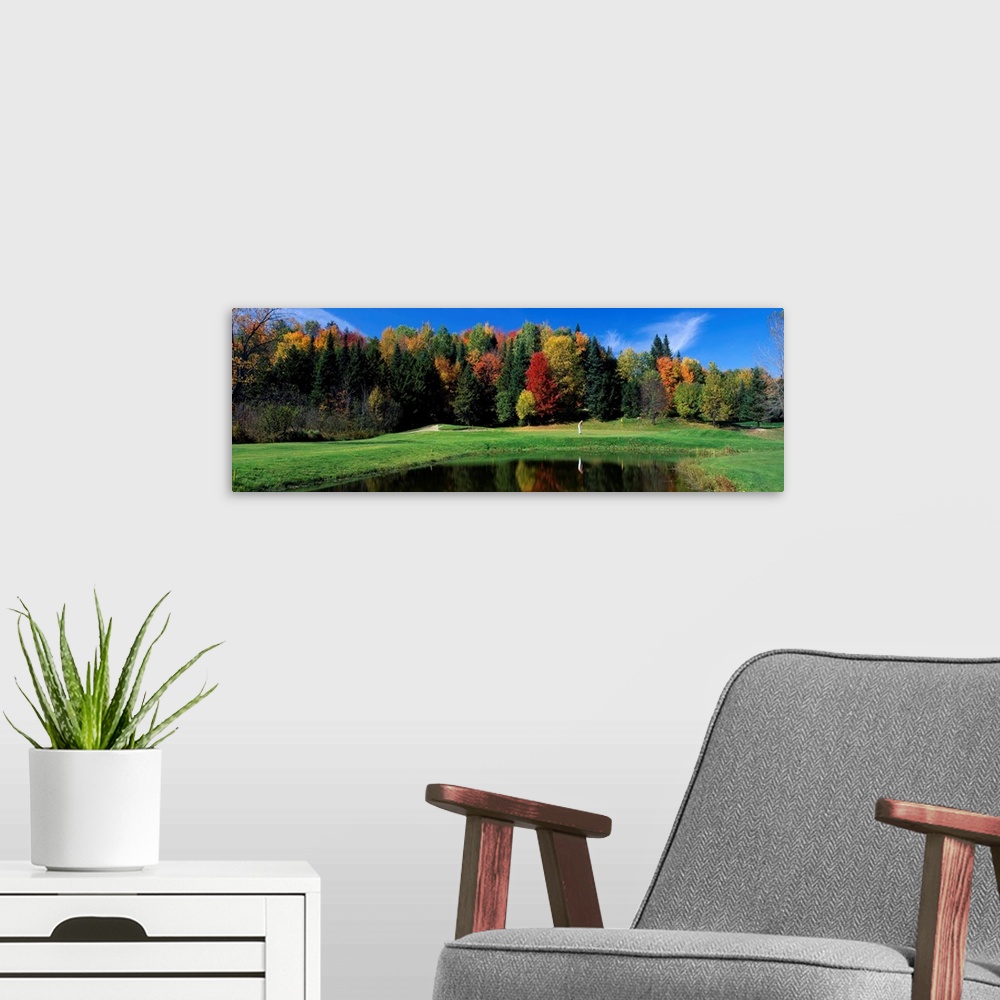 A modern room featuring Farm Resort Golf Course VT