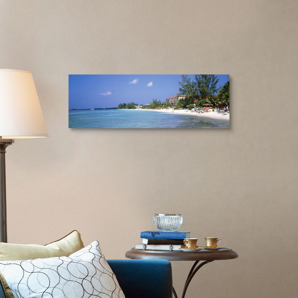 A traditional room featuring Grand Cayman, Cayman Islands, 7 Mile Beach, Tourists on the beach