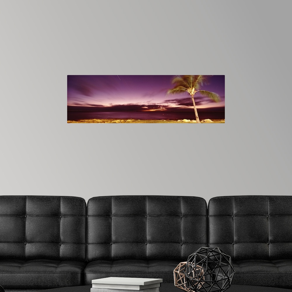 A modern room featuring Hawaii, Oahu, Sea in the evening