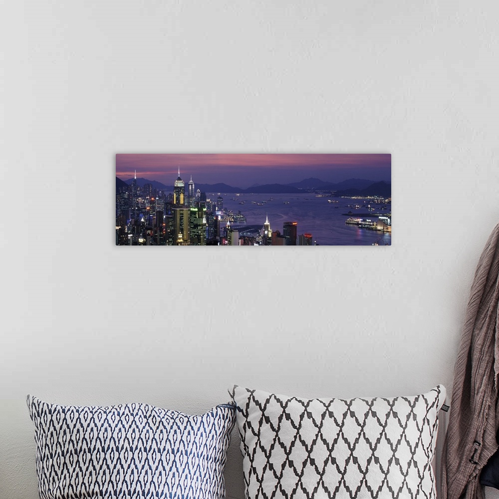 A bohemian room featuring Panoramic image of twilight and the Hong Kong skyline and water by the city.