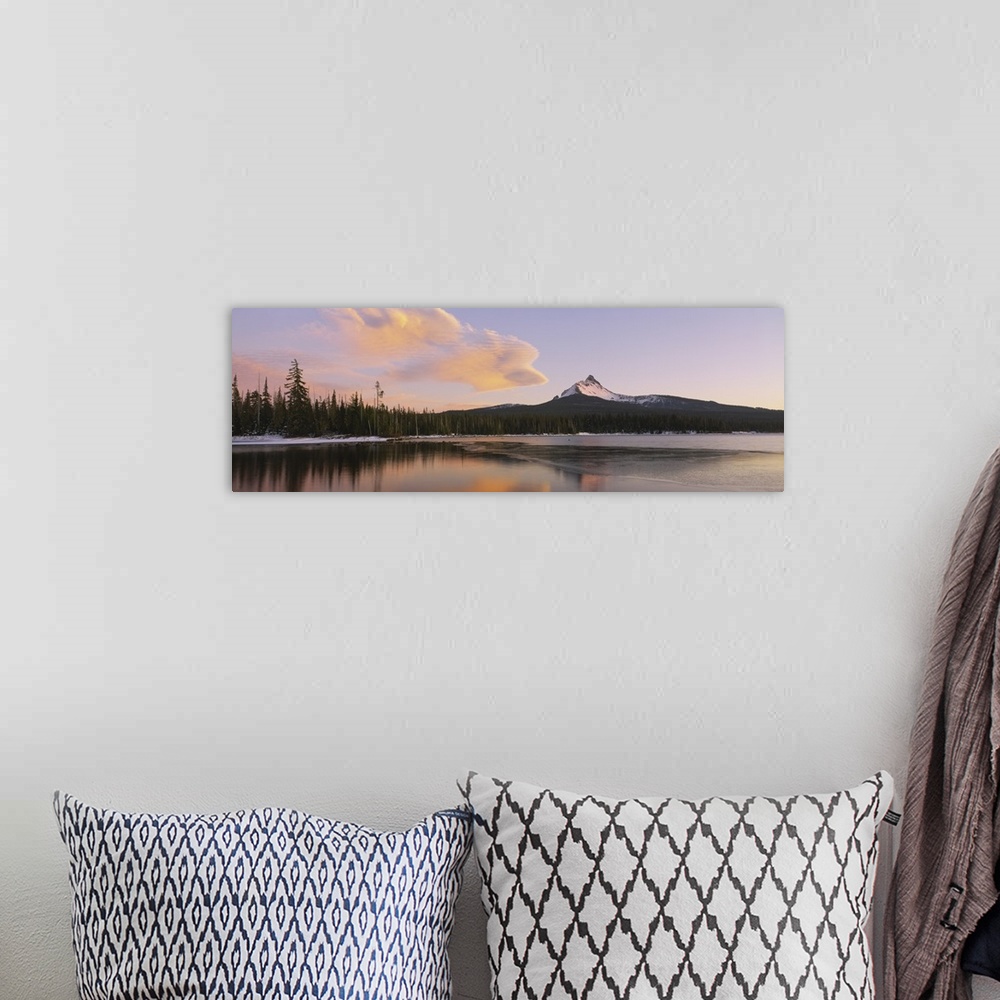 A bohemian room featuring Mount Washington and Big Lake Willamette National Forest OR