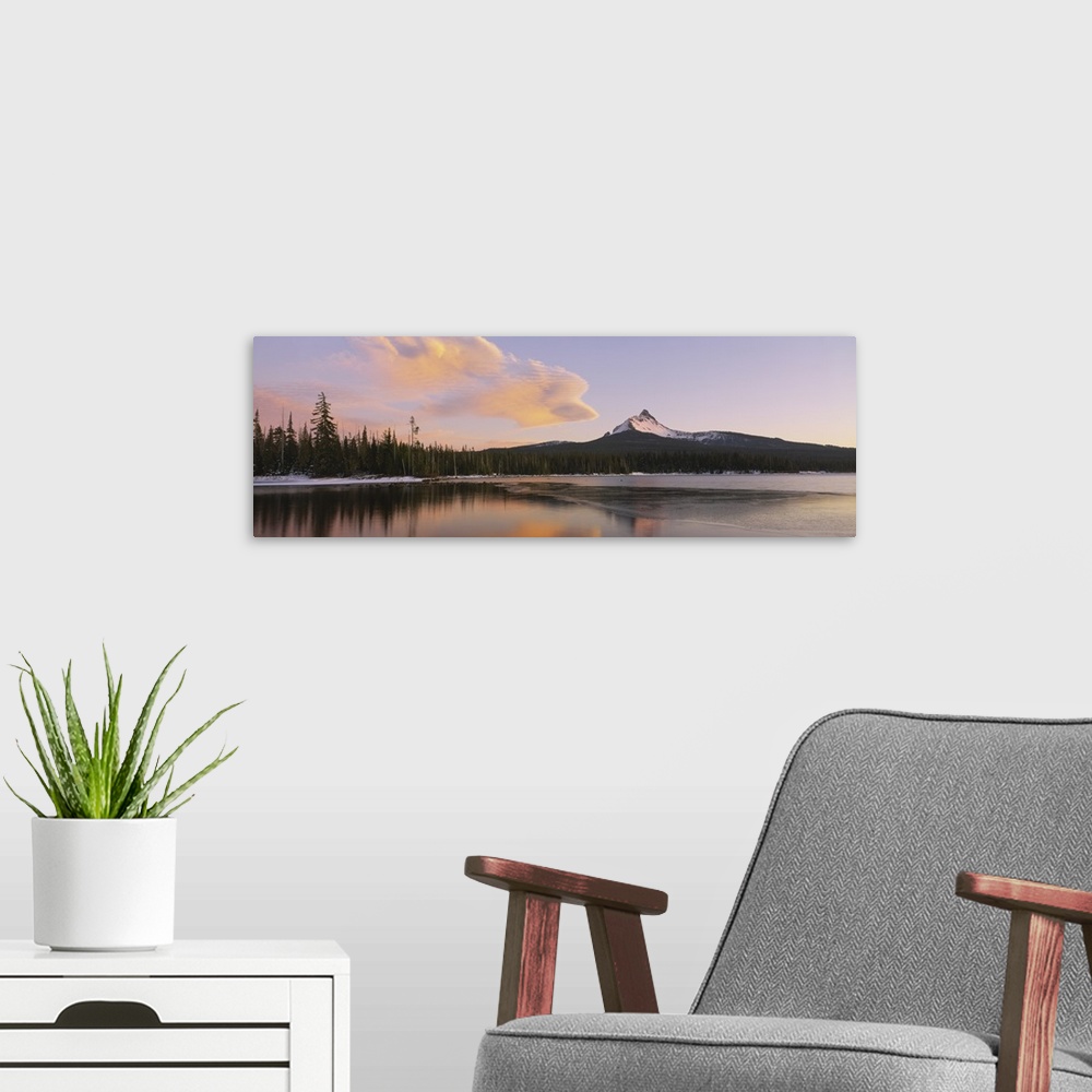 A modern room featuring Mount Washington and Big Lake Willamette National Forest OR