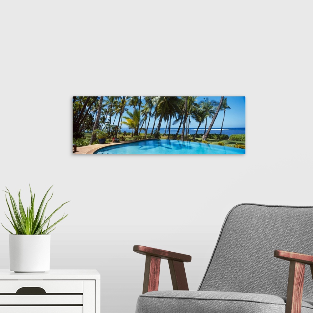 A modern room featuring Palm trees near a swimming pool Maui Hawaii