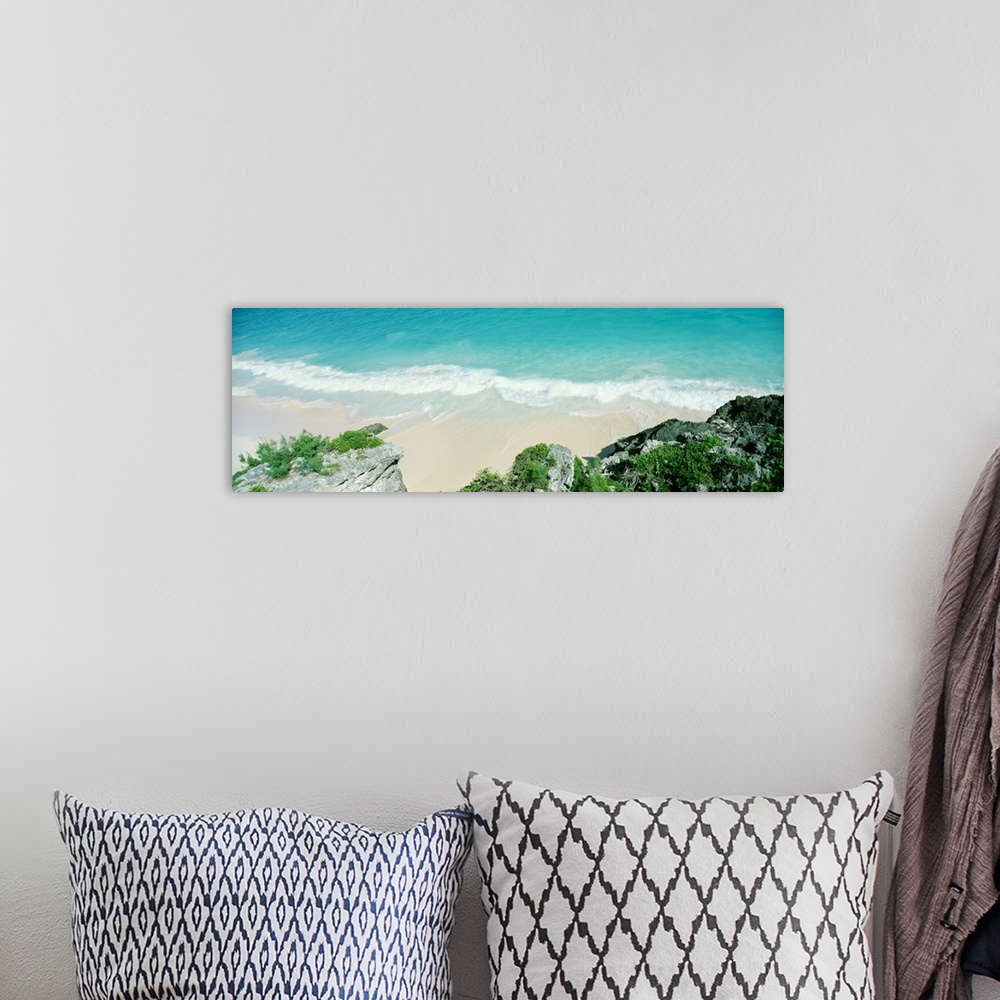 A bohemian room featuring Surf on the shore, Bermuda