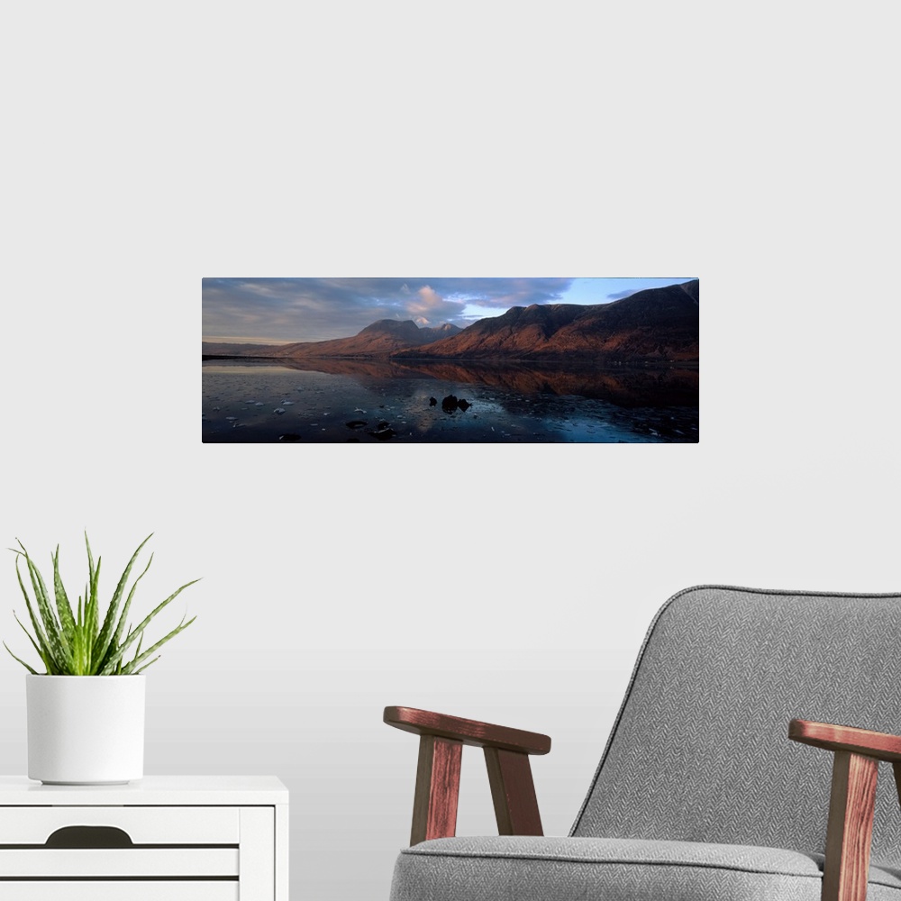 A modern room featuring U Lake Torridon Highlands Scotland