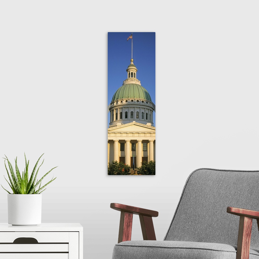 A modern room featuring US, Missouri, St. Louis, courthouse