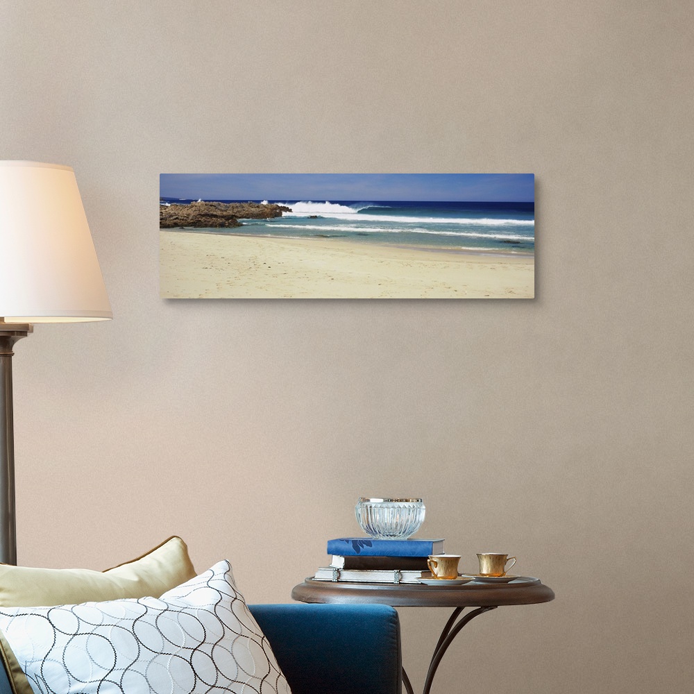 A traditional room featuring Waves on the beach, Australia
