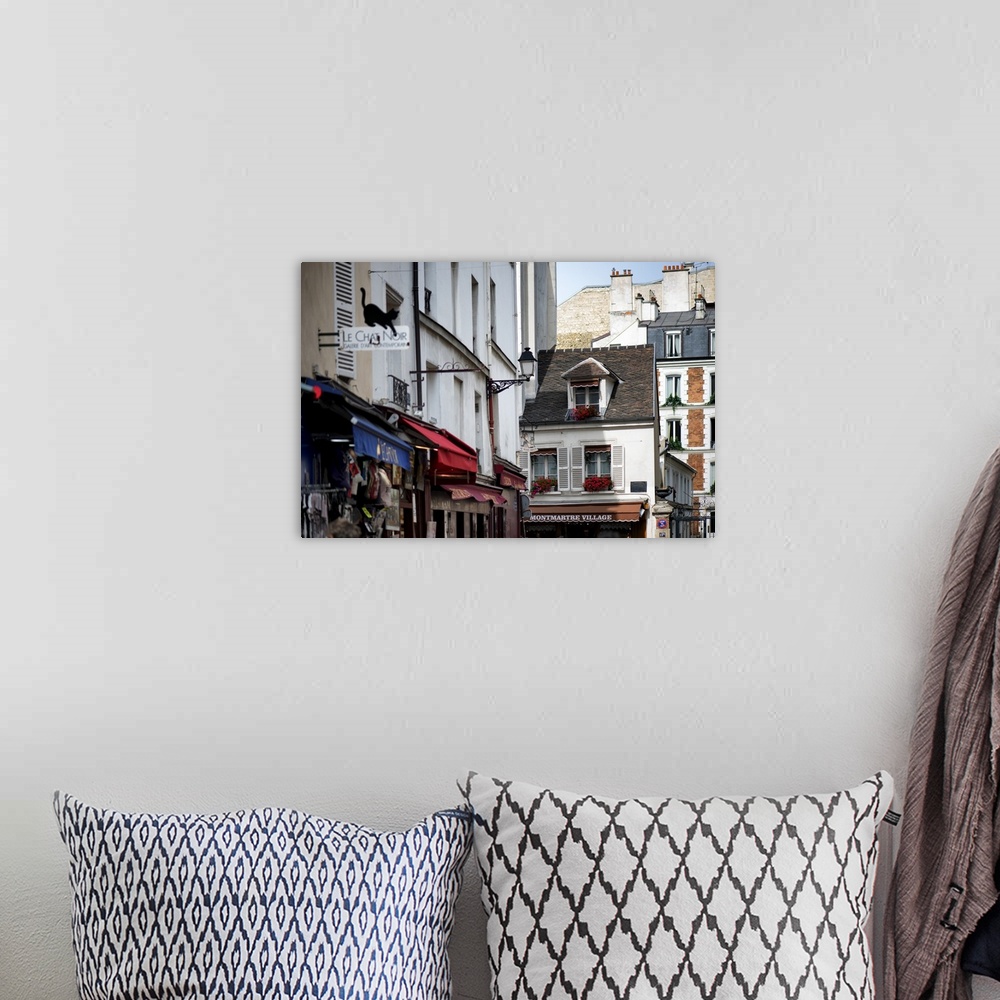 A bohemian room featuring A photograph of a Parisian architecture in Montmarte.