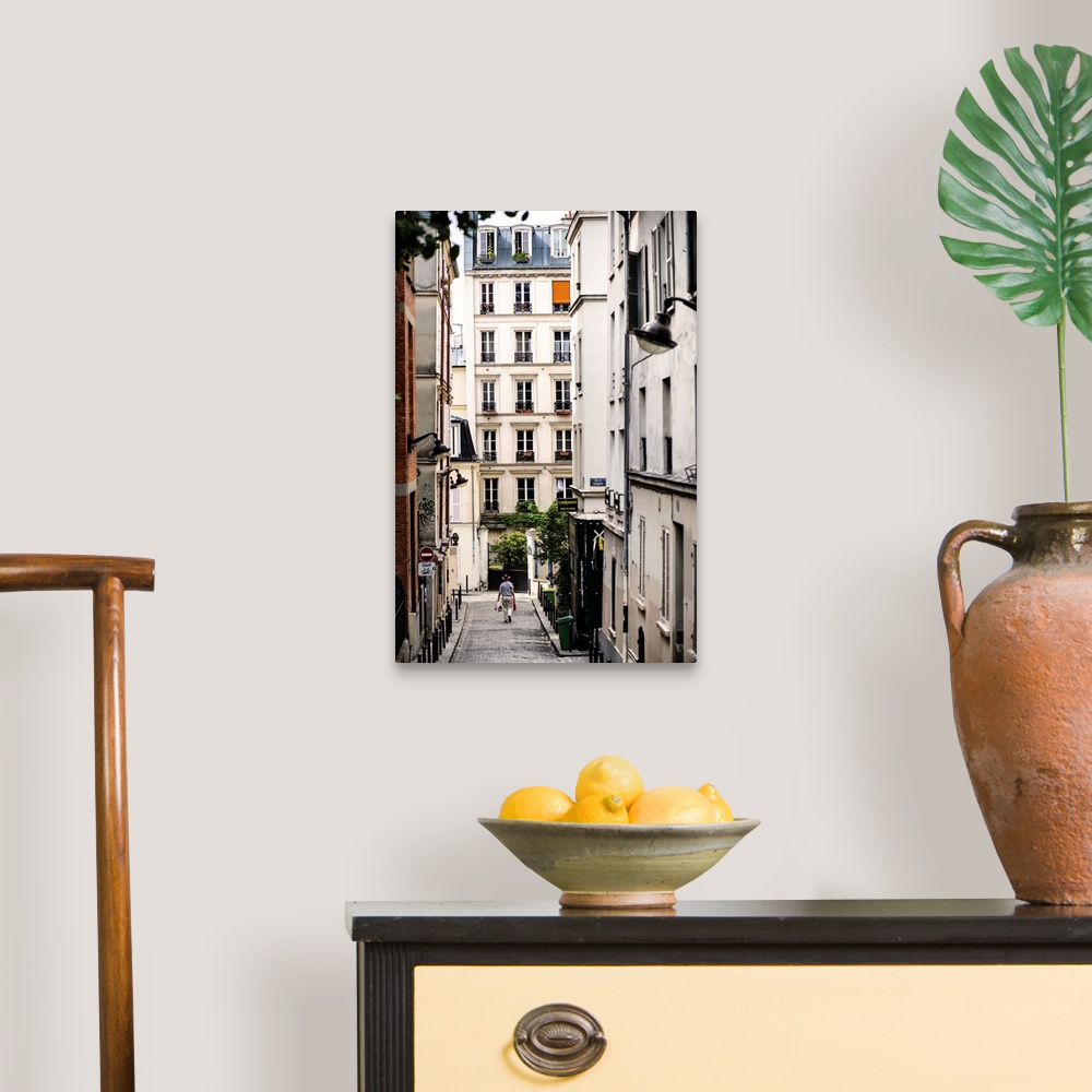 A traditional room featuring A photograph of a Parisian architecture in Montmarte.