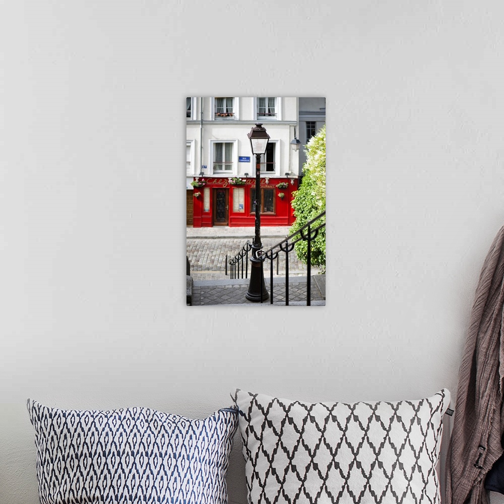 A bohemian room featuring A photograph of a lamppost in Paris.