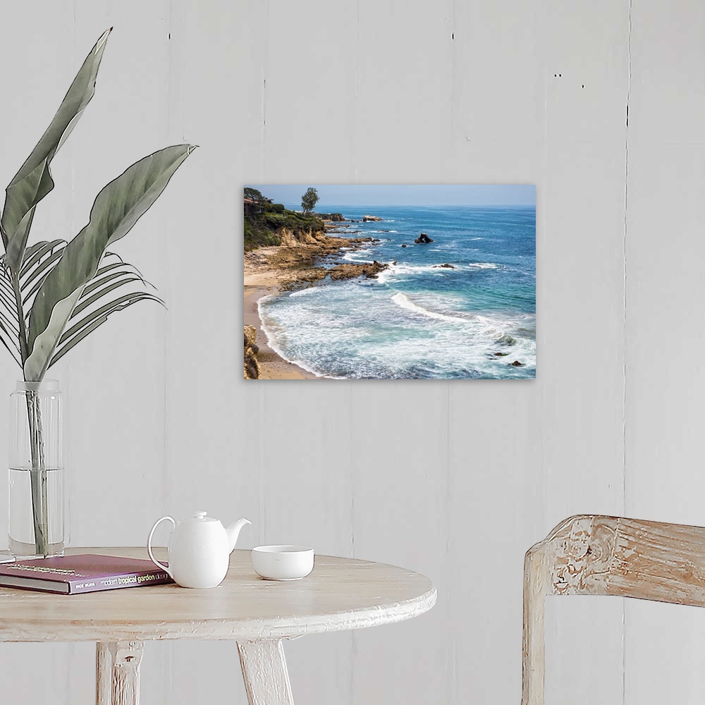 A farmhouse room featuring Little Corona del Mar beach is relatively small, flanked on both sides with rocky reefs.